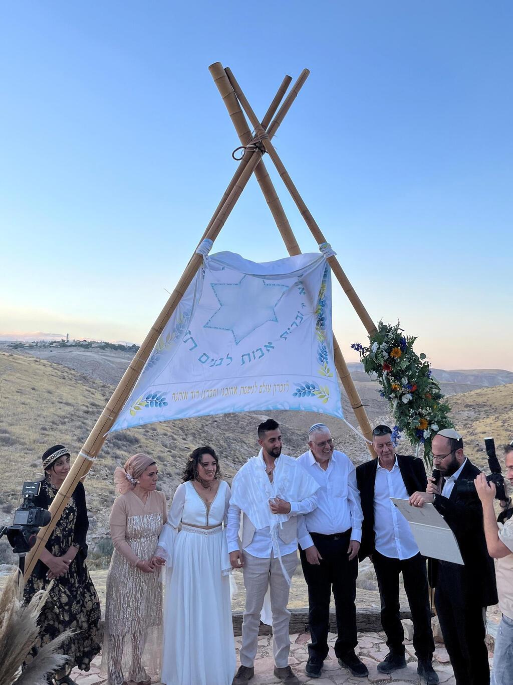 מרים וינון יעקב ובני משפחתם בחופה בעיצוב שולמית רון לזכר דוד אוחנה. ממשיך להיות חלק מהחיים (צילום: אלבום פרטי) מרים וינון יעקב בחופה לזכר דוד אוחנה