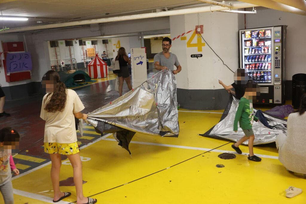 חניון בדיזנגוף סנטר שהפך למקלט מפונים