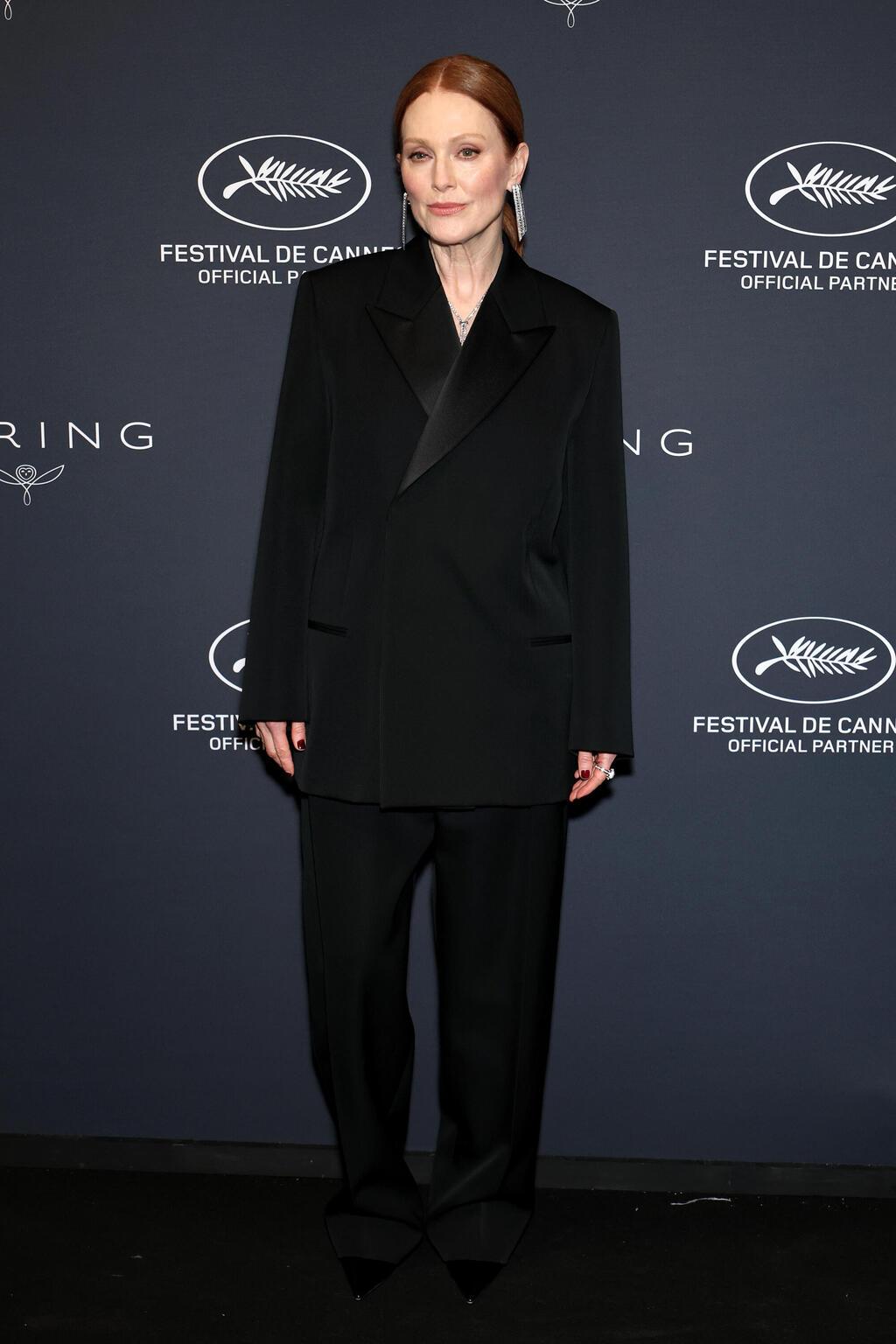 ג'וליאן מור בחליפה גברית (צילום: Gettyimages IL/Monica Schipper) ג'וליאן מור