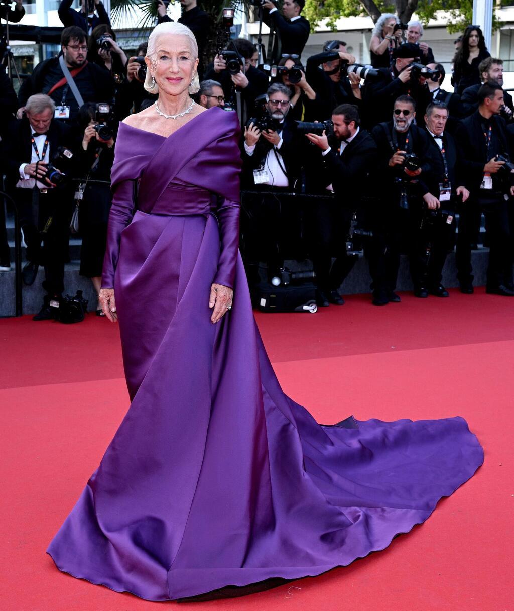 הלן מירן בשמלת שרוולים מלכותית (צילום: Gettyimages IL/Andreas Rentz) הלן מירן