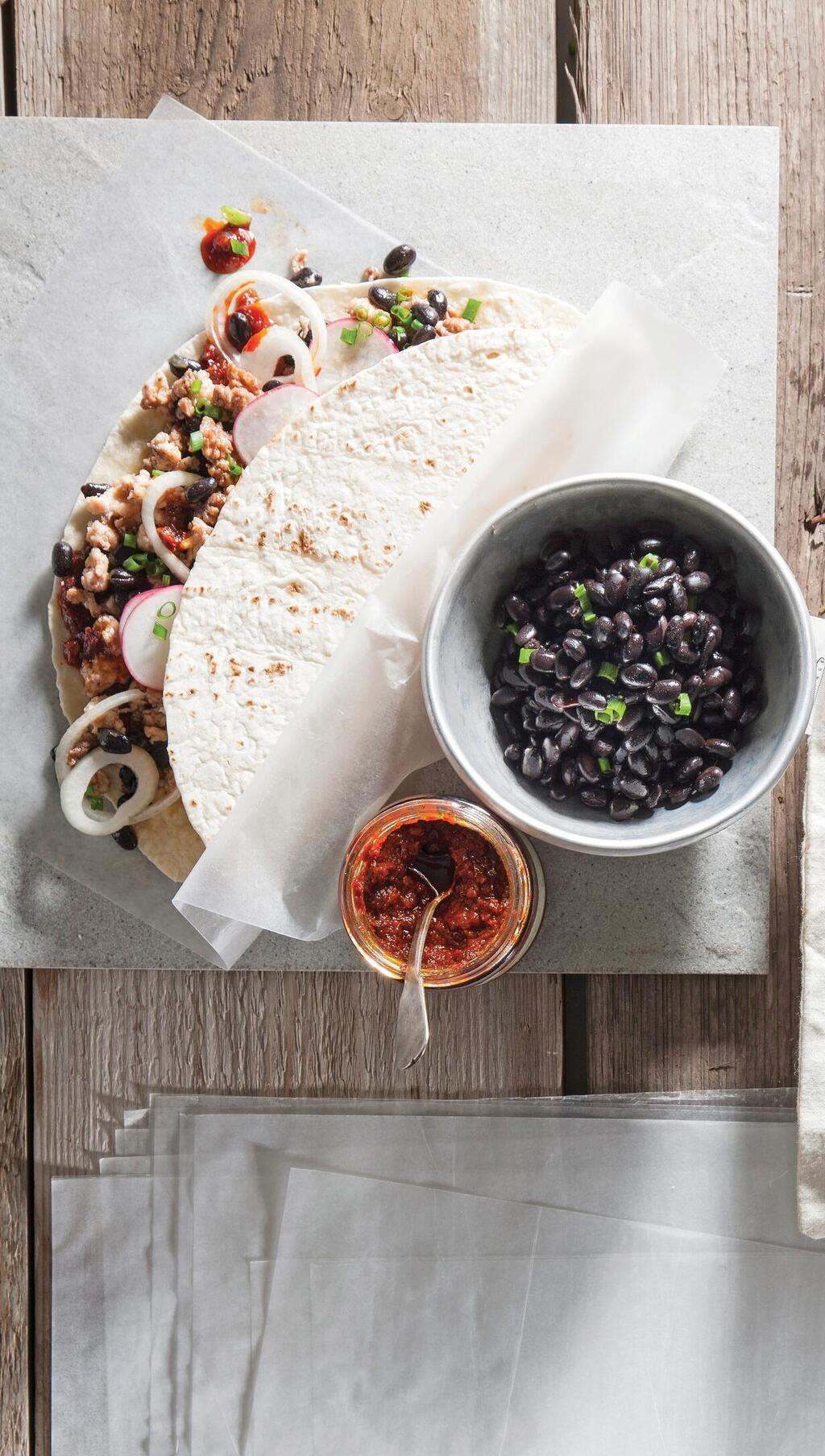 טורטייה עם עוף טחון, צ'וריסוס ותוספות (צילום: דני לרנר, סגנון: חמוטל יעקובוביץ) טורטייה עם עוף טחון, צ'וריסוס ותוספות