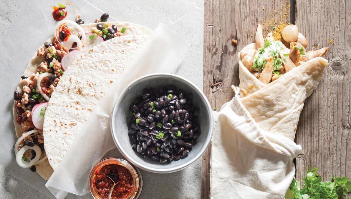 טורטייה עם עוף טחון, צ'וריסוס ותוספות