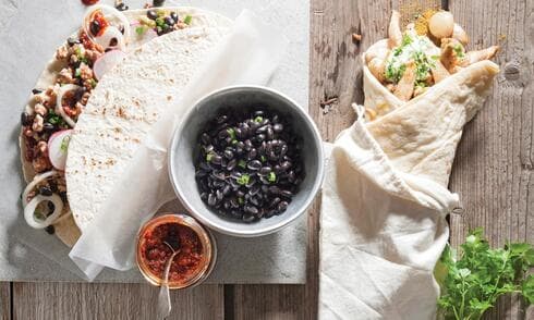 טורטייה עם עוף טחון, צ'וריסוס ותוספות