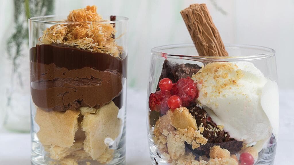 כוסות קינוח אישיות עם עוגיות חמאה־וניל