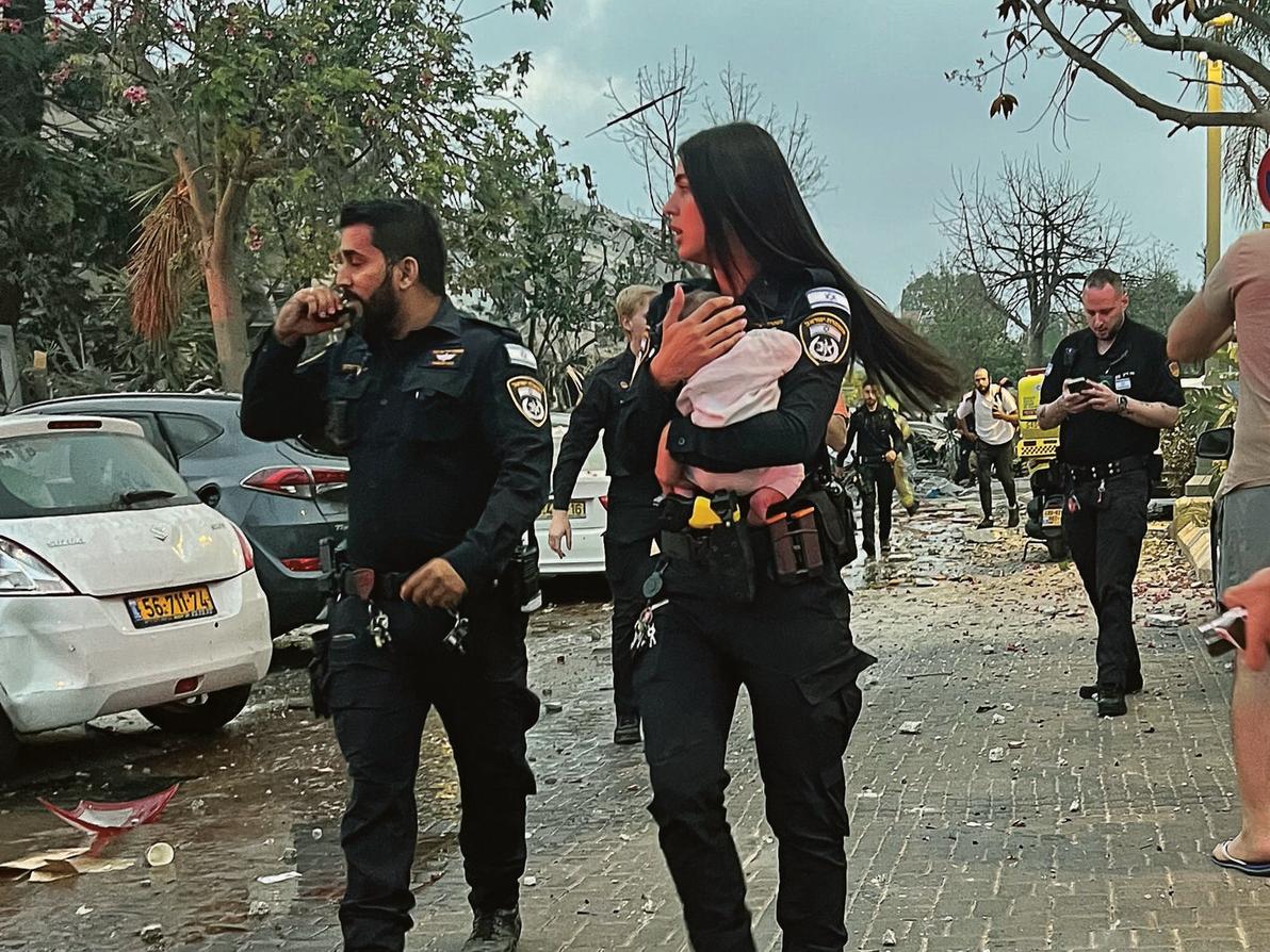 "בכלל לא ידעתי שצולמתי". אביב סרנגה ואיילה בזרועותיה