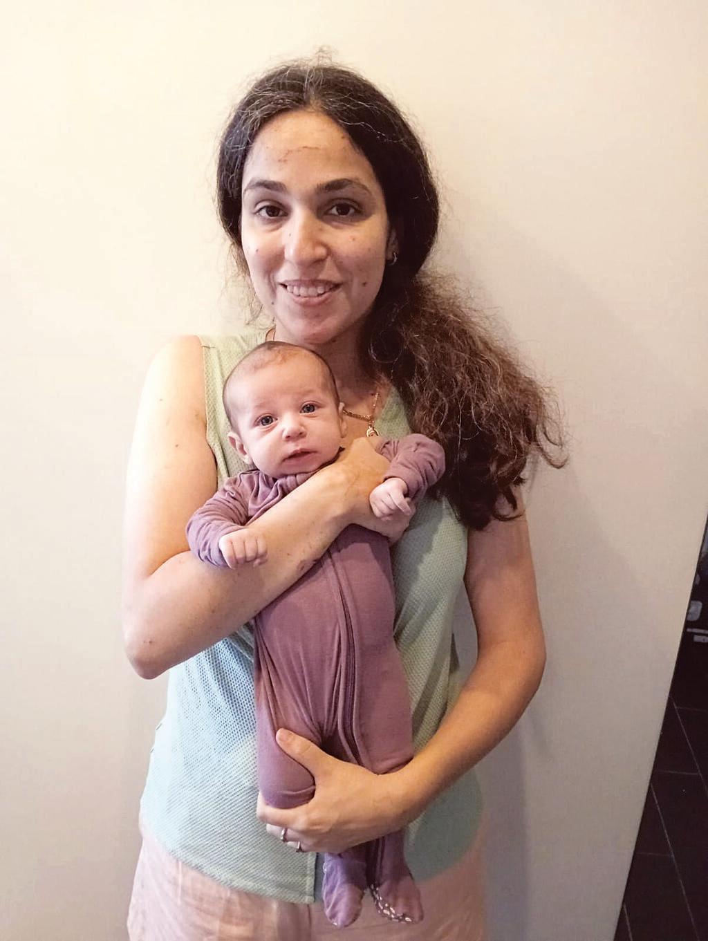 "הרגשתי את הבית נופל לי על הראש והיא נפלה לי מהידיים". טלי שבתאי ובתה איילה (צילום: אלבום פרטי) "הרגשתי את הבית נופל לי על הראש והיא נפלה לי מהידיים". טלי שבתאי ובתה איילה