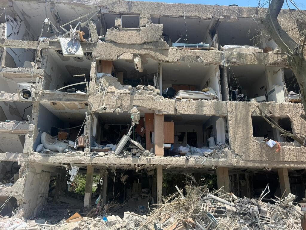 הדירה של דקלה וטורי לפני ואחרי פגיעת הטיל מאיראן