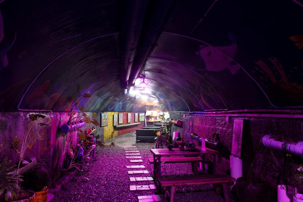 air-raid shelter - a stone house in Jiulongpo District, Chongqing, China (צילום: dyl0807, shutterstock) air-raid shelter-a stone house in Jiulongpo District, Chongqing, China