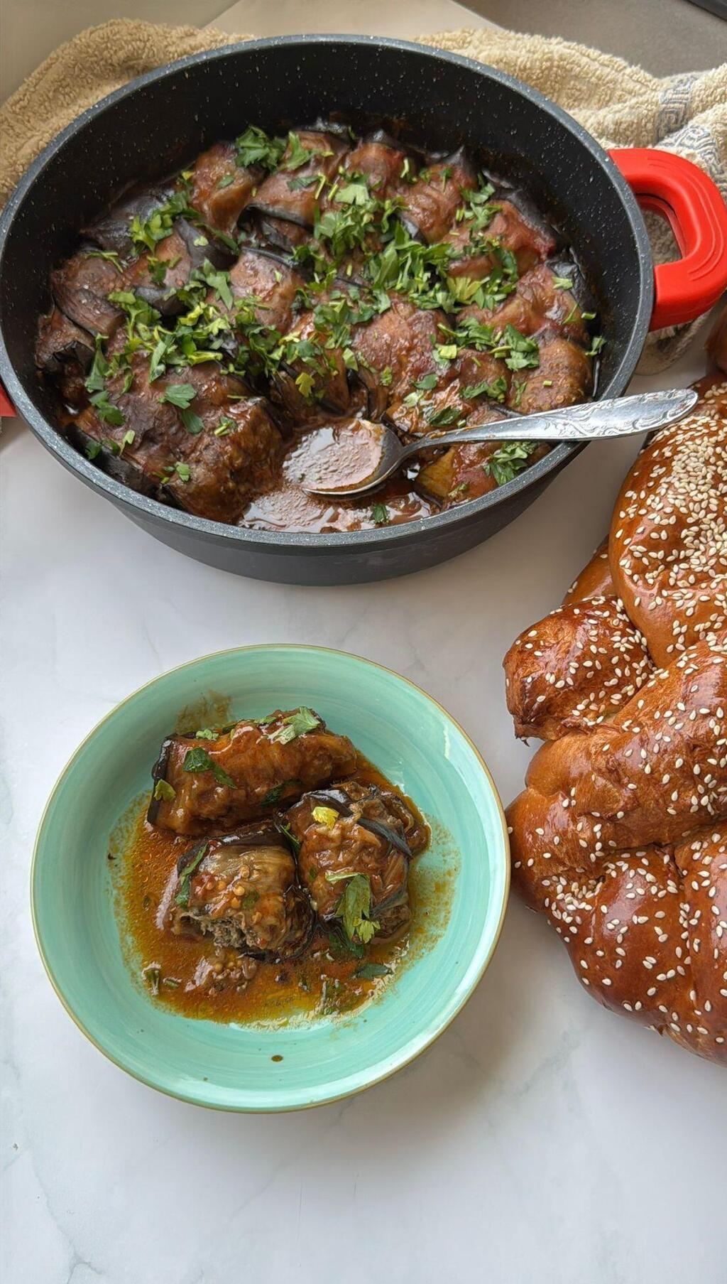 חצילים מגולגלים עם בשר (צילום: לירון ספיר) חצילים מגולגלים עם בשר