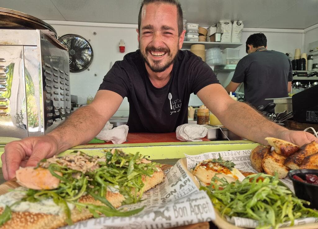 אלקע בר. כריכים ובייגלס מלאים בכול טוב 