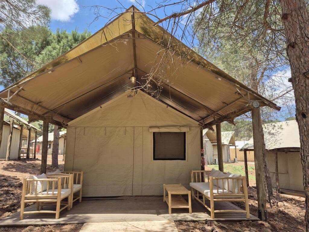 הגלמפינג בקיבוץ אורטל. 30 אוהלי אירוח מאובזרים וממוזגים בלב חורש מוצל