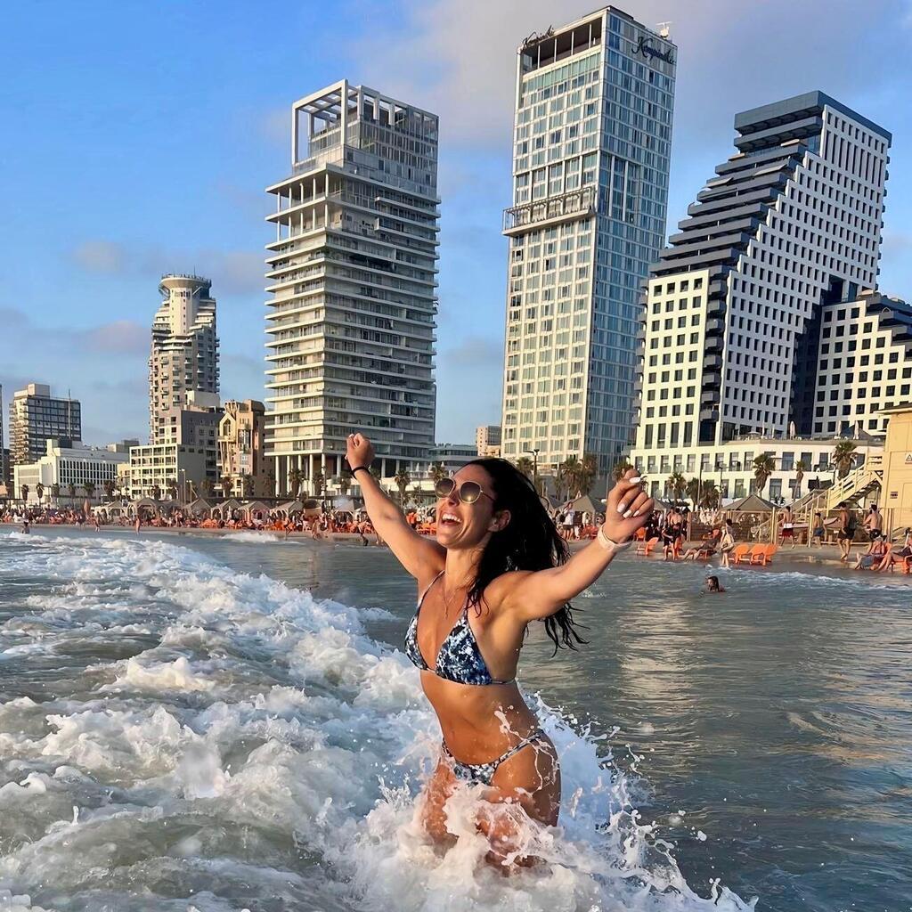 איב קרלין, בחוף תל אביב. "למרות הקושי, אני שמחה שעליתי לארץ"