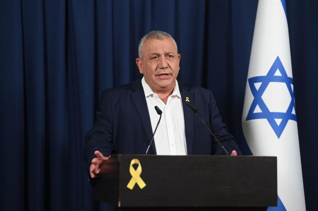 גדי איזנקוט נותן הצהרה לתקשורת טרם פרישתו