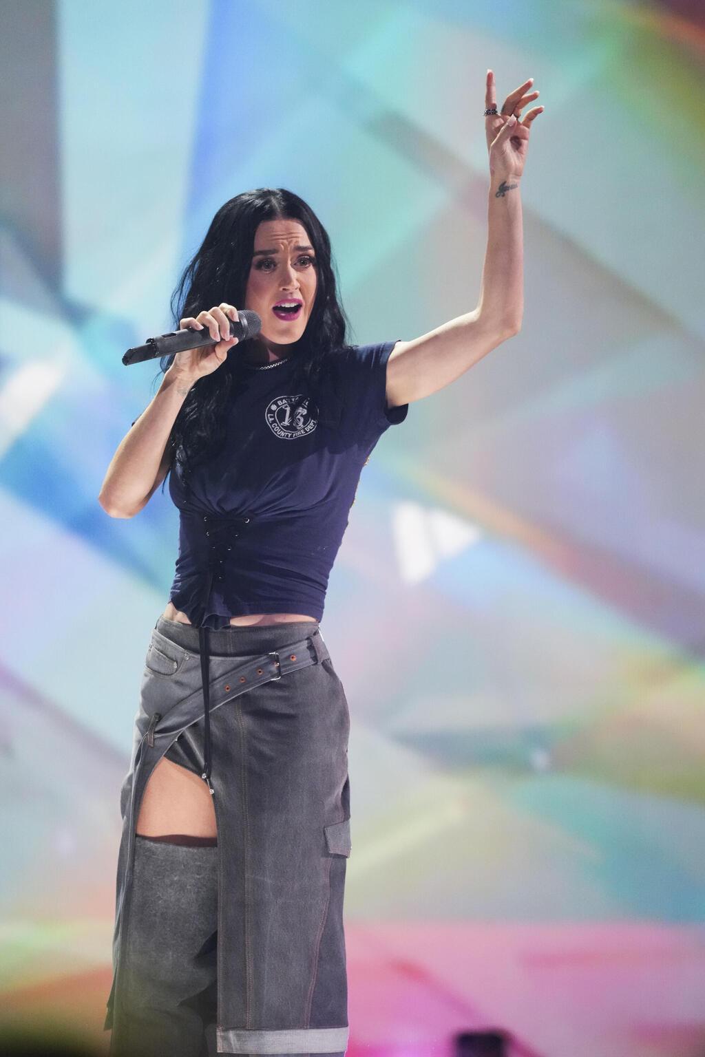 חצאית של המותג SRVC במופע לגיוס כספים לנפגעי השריפות בלוס אנג'לס, 2025 (צילום: Jordan Strauss/Invision/AP) קייטי פרי במופע לגיוס כספים לנפגעי השריפות בלוס אנג'לס, 2025