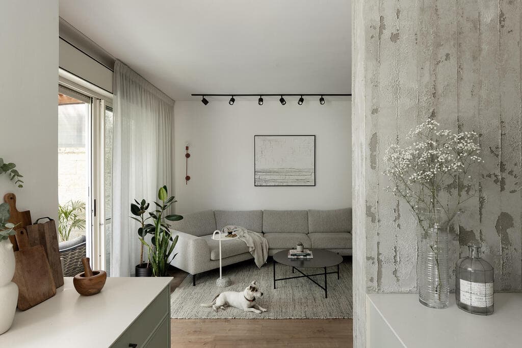 בדירה שולטים בטון, עץ אלון שחור וצבע ירקרק־אפור (צילום: גדעון לוין - 181maalot) שיפוץ דירת גן במודיעין, עיצוב: נעמה בראונשטיין