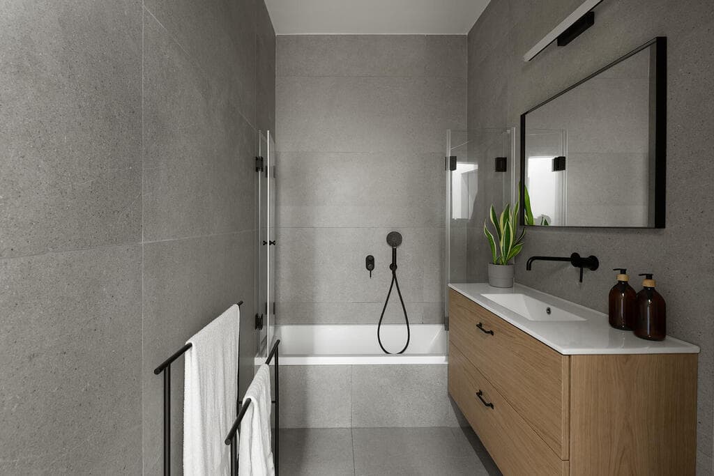 חדר הרחצה של הילדים (צילום: גדעון לוין - 181maalot) שיפוץ דירת גן במודיעין, עיצוב: נעמה בראונשטיין