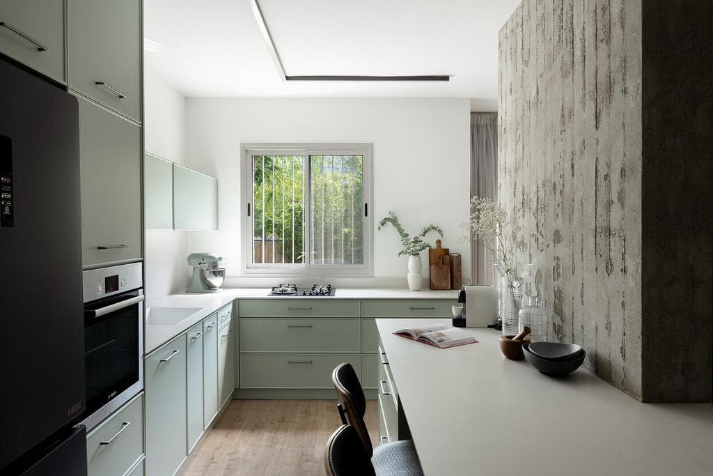 המעצבת-דיירת דגמה חמש דוגמאות צבע עד שהגיעה לגוון הזה (צילום: גדעון לוין - 181maalot) שיפוץ דירת גן במודיעין, עיצוב: נעמה בראונשטיין