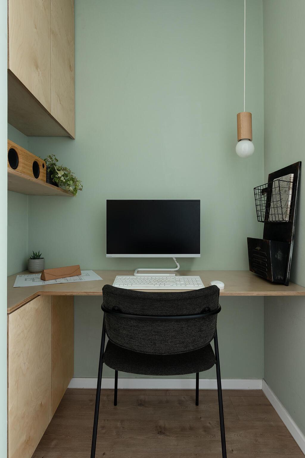 שילוב עמדת עבודה שהייתה חסרה בסידור הקודם (צילום: גדעון לוין - 181maalot) שיפוץ דירת גן במודיעין, עיצוב: נעמה בראונשטיין