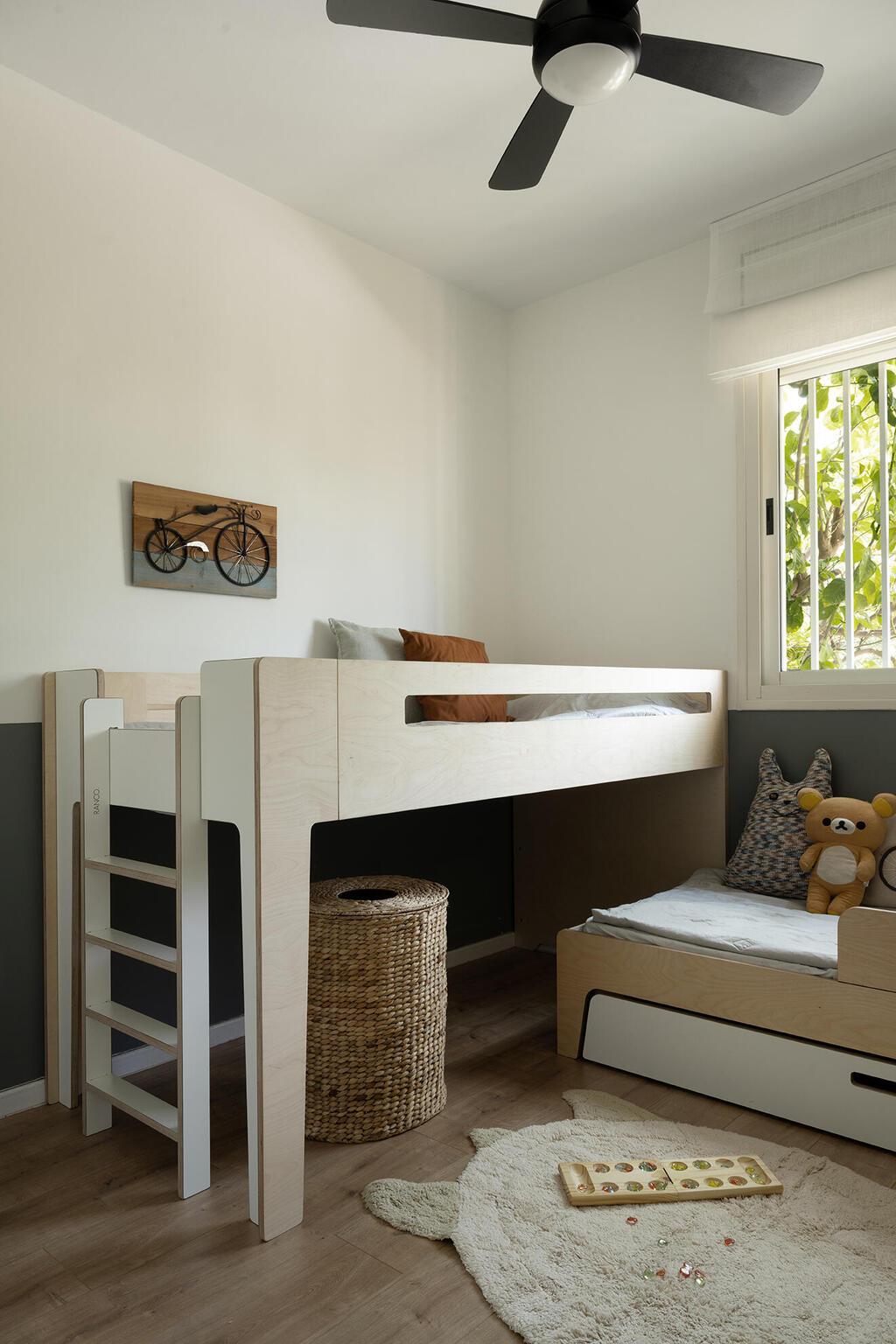 חדר שינה משותף לילדים (צילום: גדעון לוין - 181maalot) שיפוץ דירת גן במודיעין, עיצוב: נעמה בראונשטיין