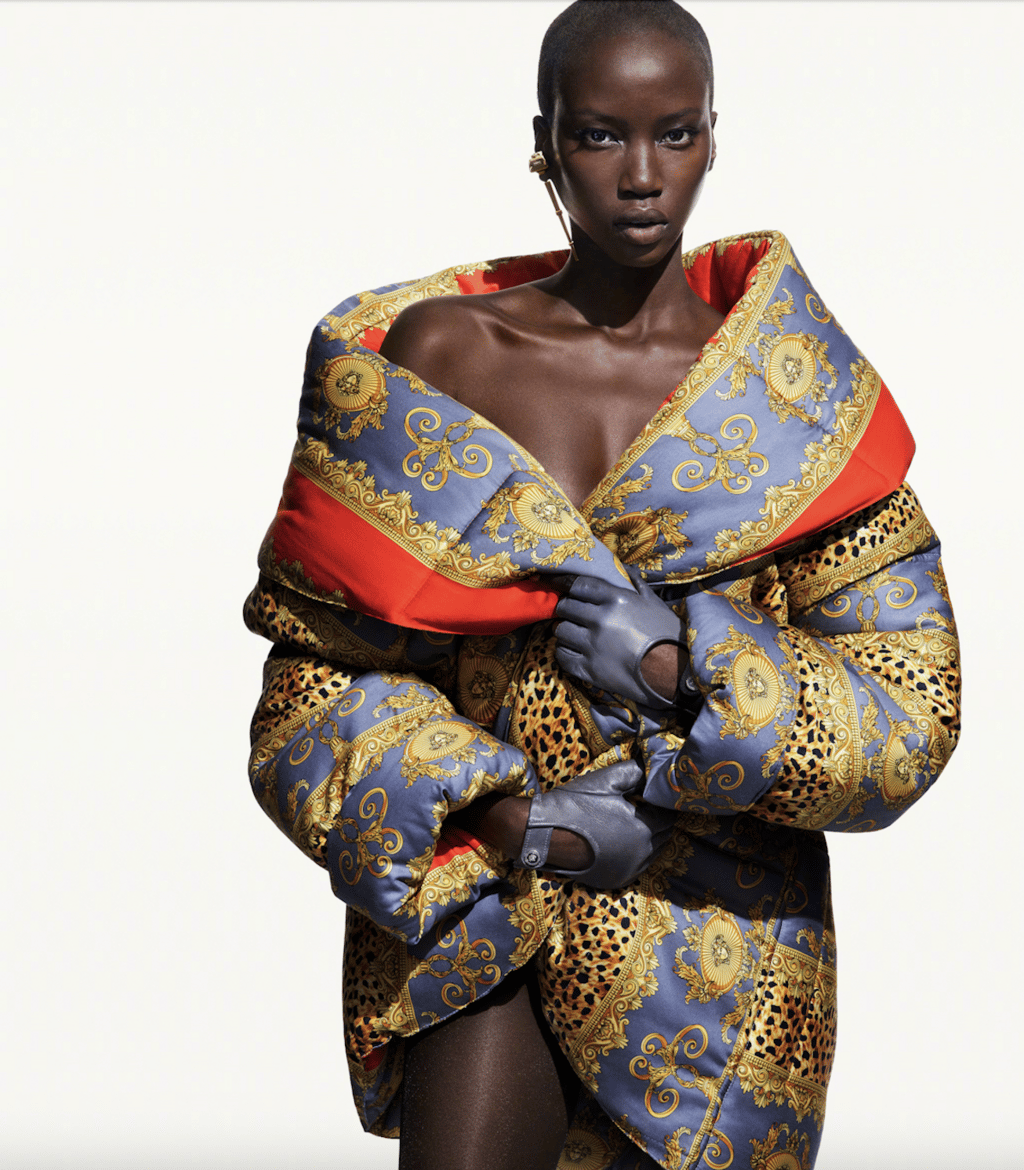 אנוק יאי בקמפיין סתיו-חורף 2025-26 של ורסאצ'ה (צילום: מרט אלאס ומרקוס פיגוט) אנוק יאי בקמפיין סתיו-חורף 2025-26 של ורסאצ'ה