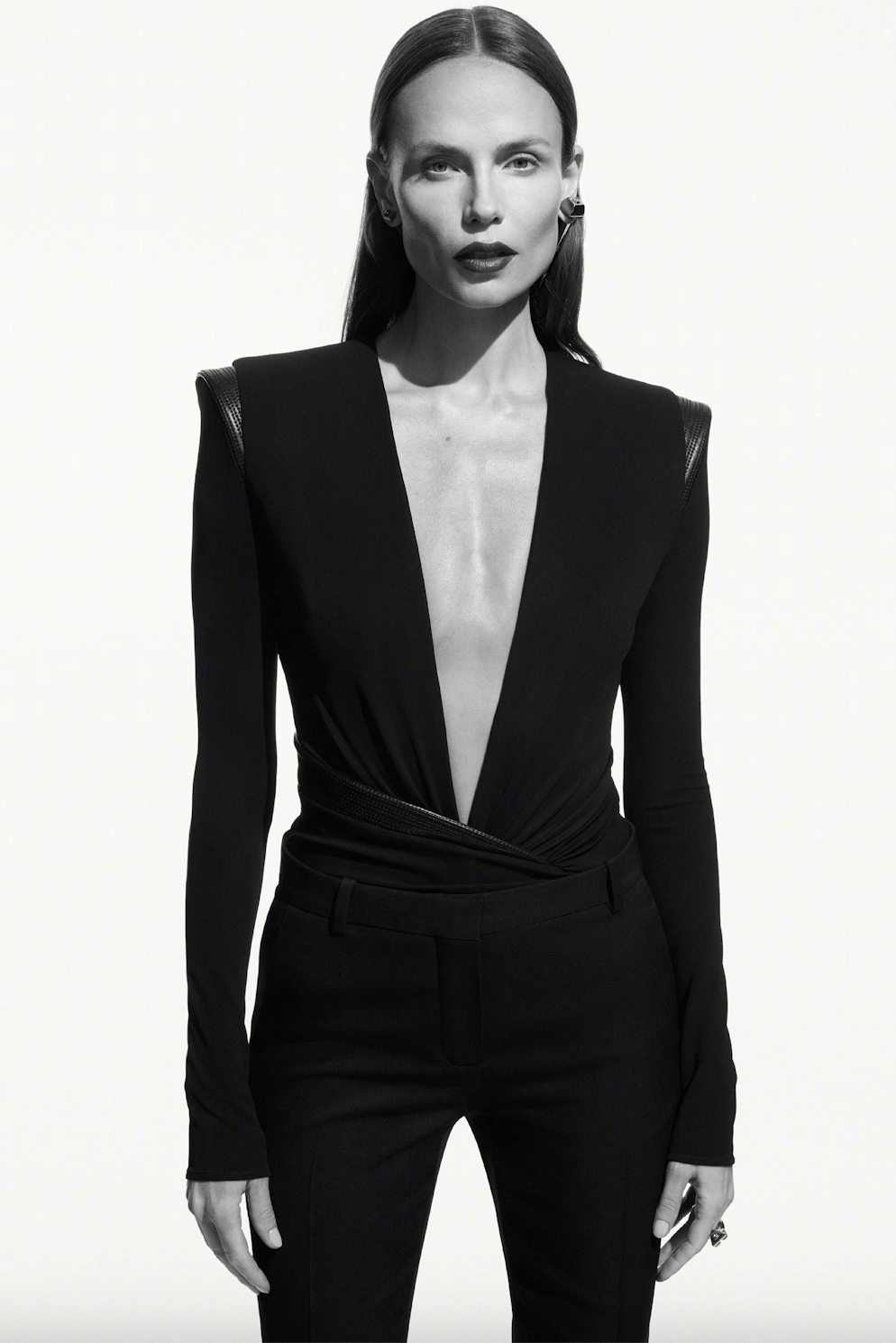 קמפיין סתיו-חורף 2025-26 של ורסאצ'ה (צילום: מרט אלאס ומרקוס פיגוט) קמפיין סתיו-חורף 2025-26 של ורסאצ'ה