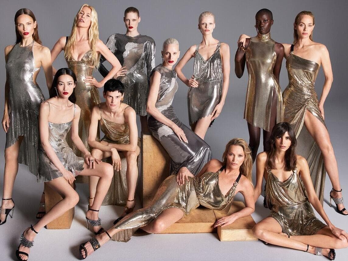 "האנרגיה בקמפיין הייתה יוצאת דופן והיא הושתתה על חברות, נאמנות ואהבה". קמפיין סתיו-חורף 2025-26 של ורסאצ'ה (צילום: מרט אלאס ומרקוס פיגוט) קמפיין סתיו-חורף 2025-26 של ורסאצ'ה