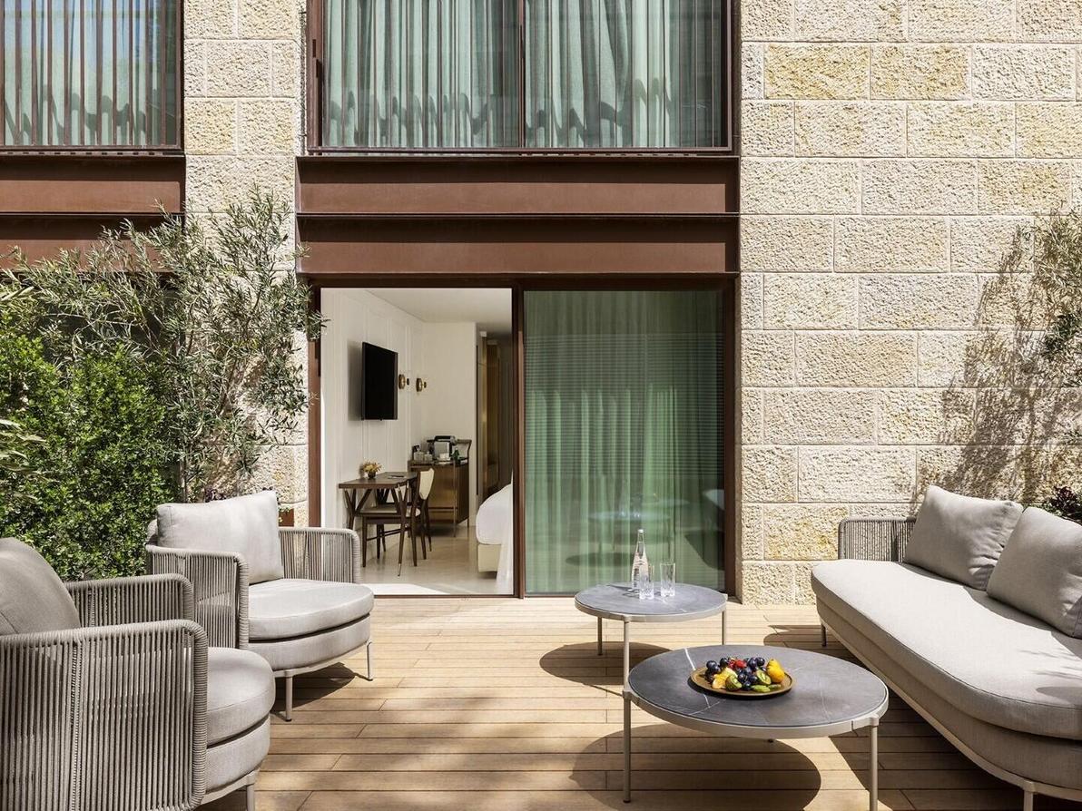 מלון תיאטרון, שכונת טלביה. פלטת צבעים מונוכרומטית רגועה עם נגיעות בזהב, נחושת ועץ (צילום: אסף פינצ'וק) מלון תיאטרון, ירושלים