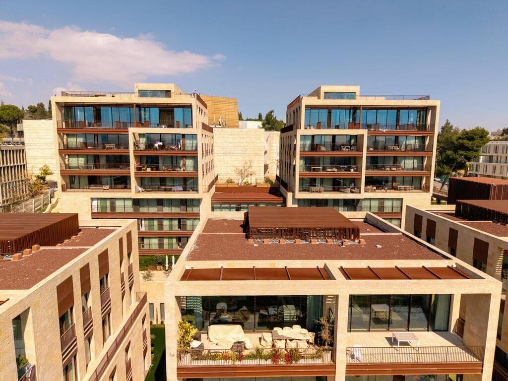 מבט מעל. שימוש בצבעוניות ירושלמית חמה אך בפרשנות מודרנית (צילום: רומי ואסף) מלון תיאטרון ירושלים