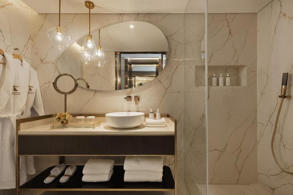 שימוש בחומרים על-זמניים כמו שיש, עץ, זכוכית וברזל (צילום: אסף פינצ'וק) מלון תיאטרון, ירושלים