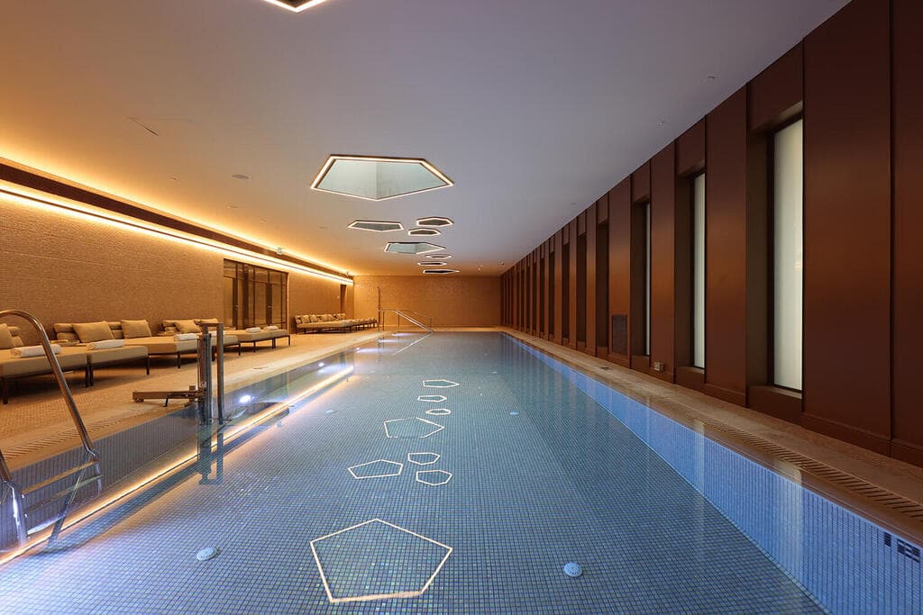 בריכה מקורה עם פתחים גיאומטריים בתקרה (צילום: אסף פינצ'וק) מלון תיאטרון, ירושלים