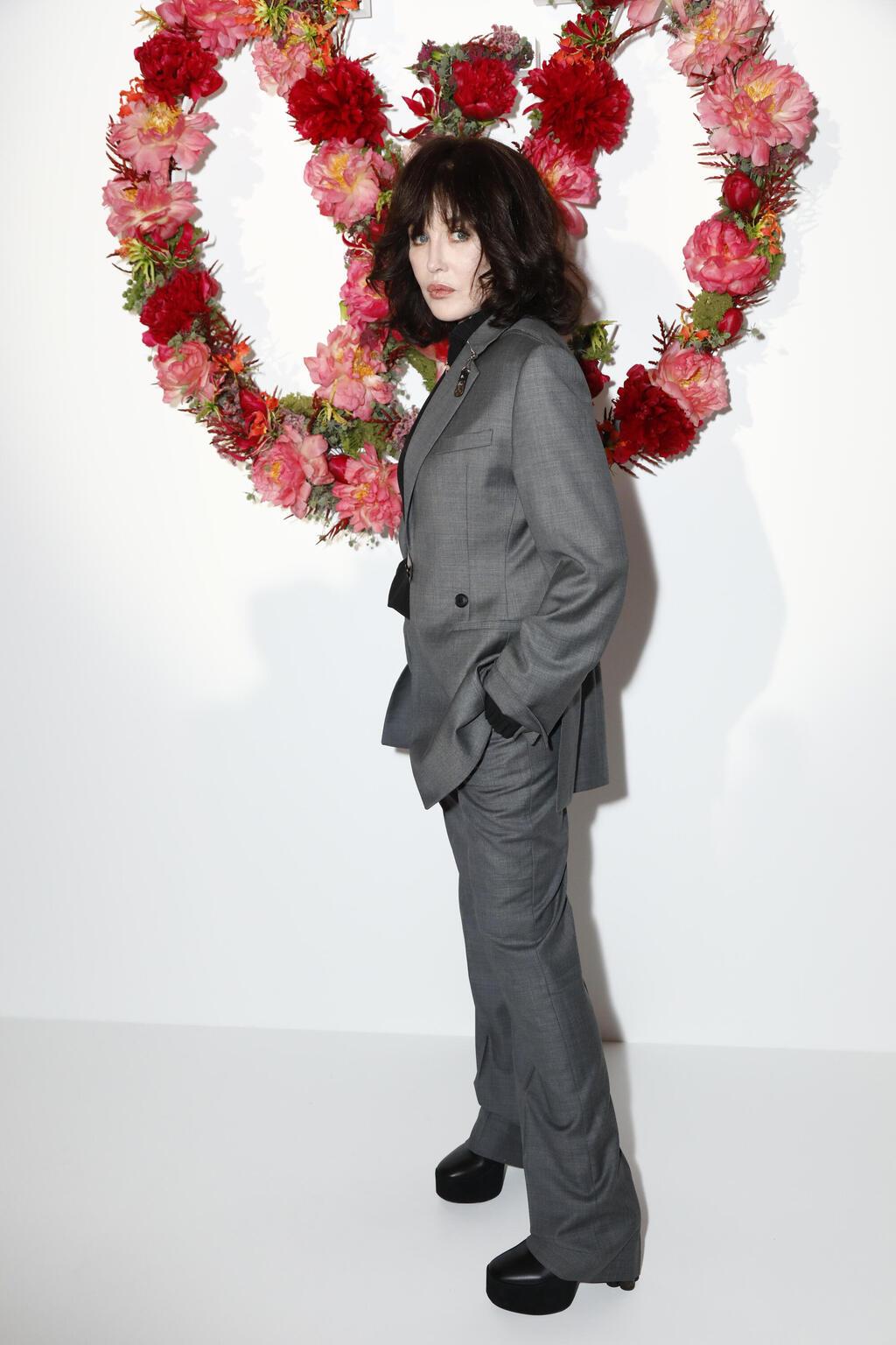 מחויטת באירוע של לואי ויטון, 2021 (צילום: Julien M. Hekimian/Getty Images for Louis Vuitton) איזבל אג'אני באירוע של לואי ויטון, 2021