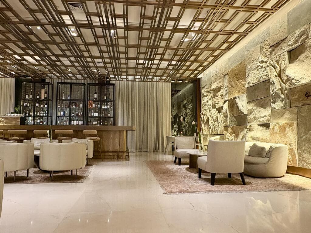 הלובי והבר. פרשנות עכשווית לאבן הירושלמית ולמוטיב המשרבייה (צילום: יוליה פריליק-ניב) מלון תיאטרון ירושלים