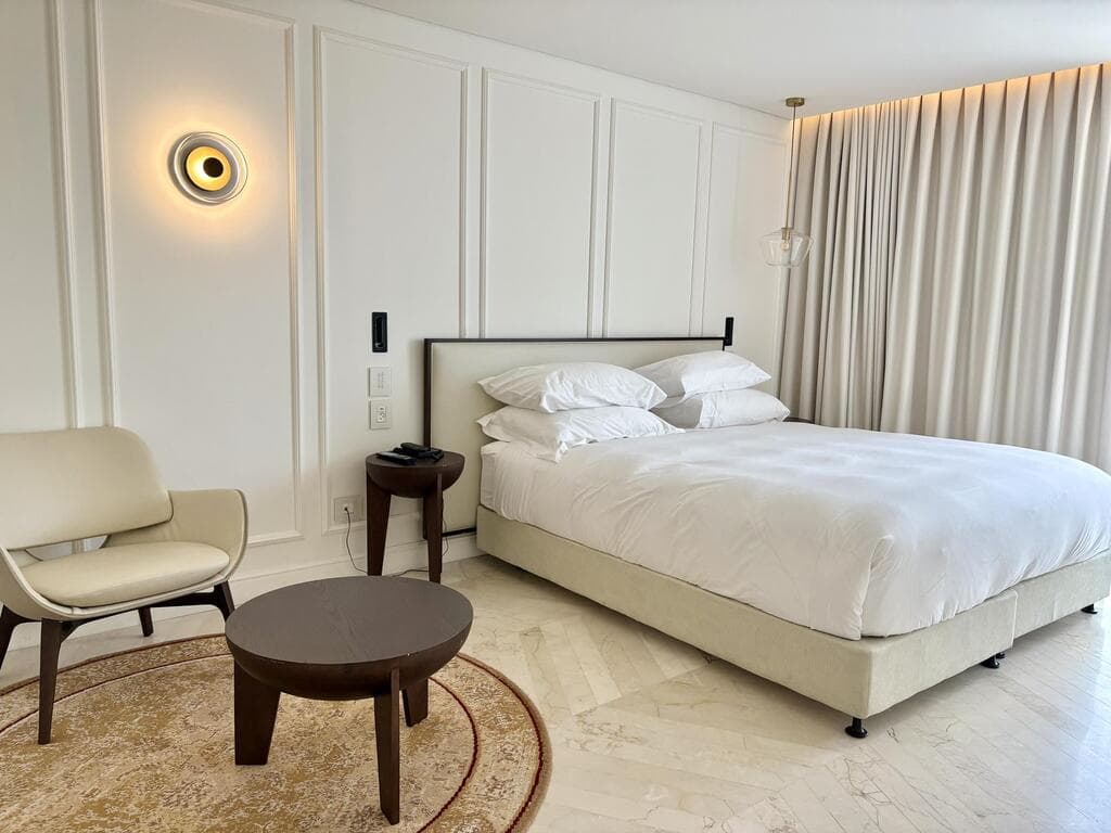 גוונים בהירים לצד עץ כהה ושטיחים אוריינטליים (צילום: יוליה פריליק-ניב) מלון תיאטרון ירושלים