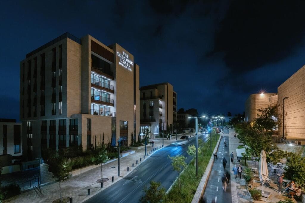 מלון תיאטרון מתכתב עם תיאטרון ירושלים שמולו (צילום: יצחק וולף) מלון תיאטרון ירושלים