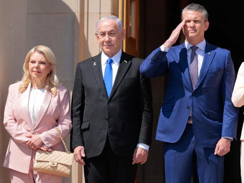 שרה נתניהו ותיק 2.55 של שאנל, לצד ראש הממשלה בנימין נתניהו בוושינגטון, 2025