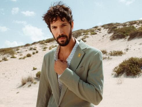 "עד לפני כמה שנים, חתנים לא לבשו חולצות עם הדפס מתחת לחליפה". שקד ביטון בקולקציית אביב-קיץ 2025 של דורון אשכנזי