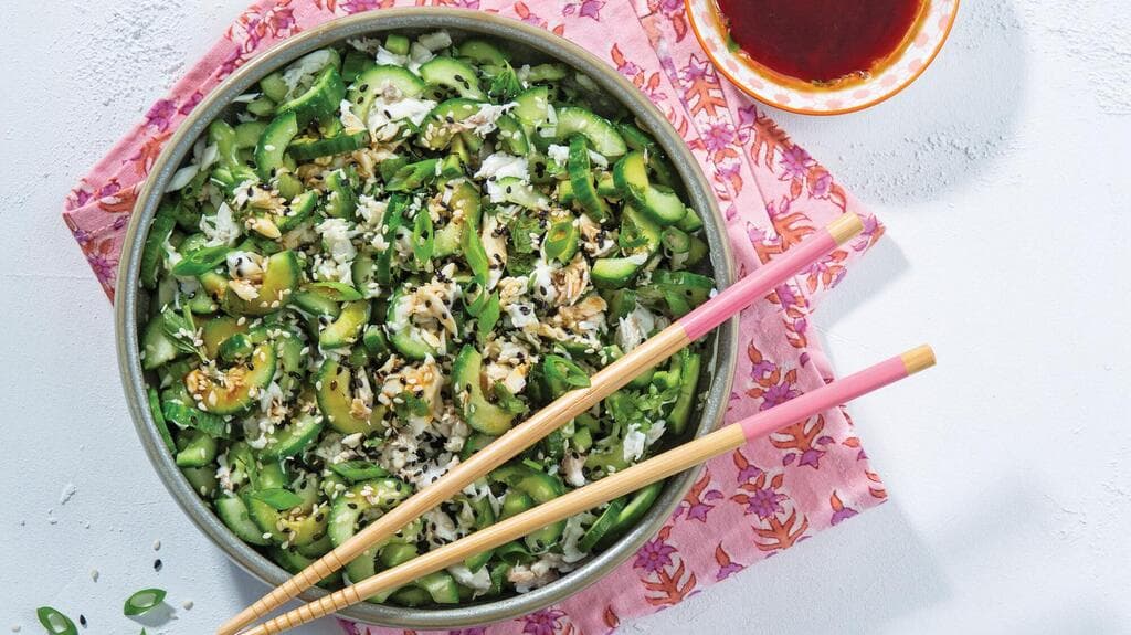 סלט דג ומלפפונים ברוטב אסייתי