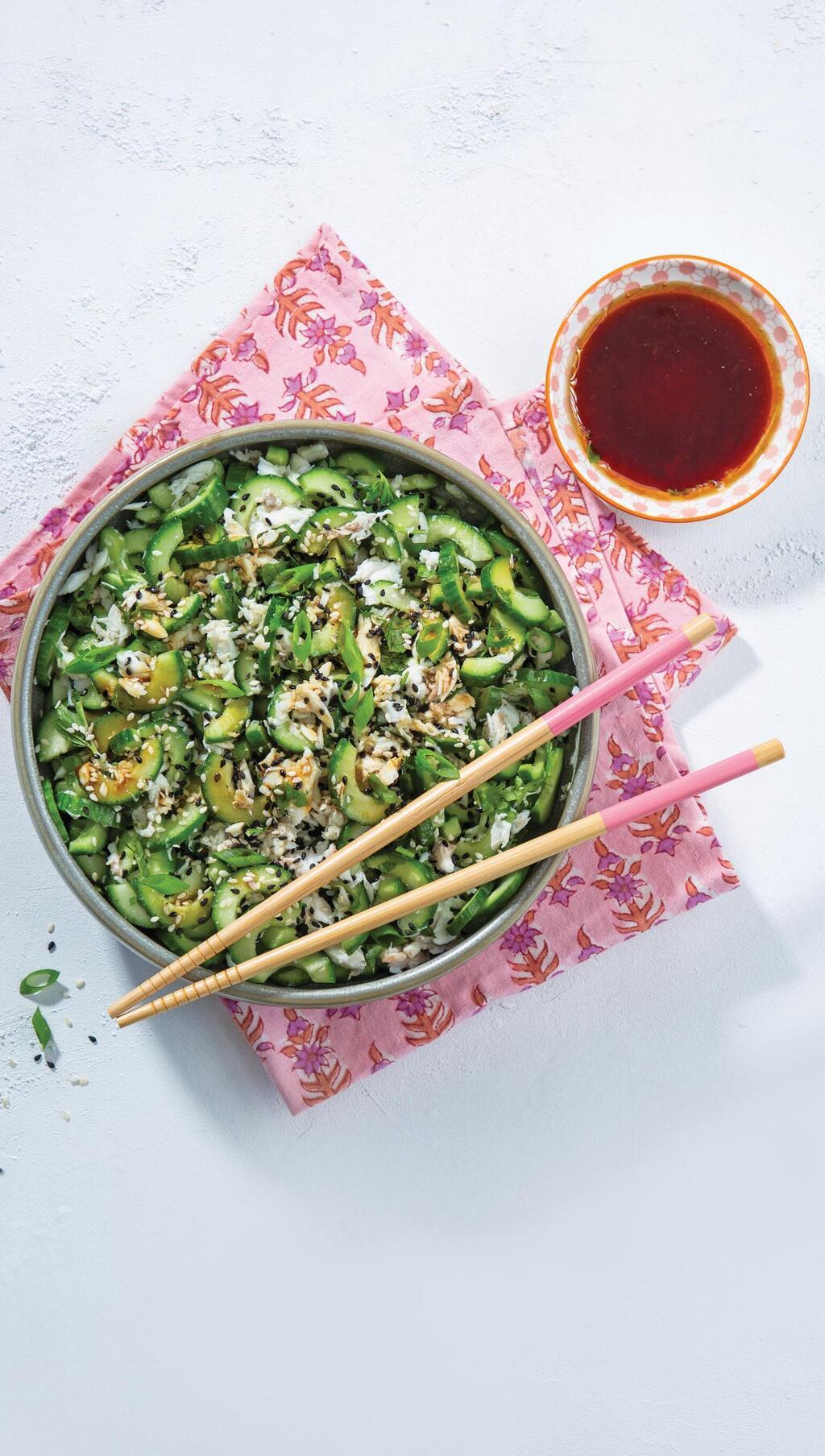 סלט דג ומלפפונים ברוטב אסייתי (צילום: בועז לביא, סגנון: טליה הדר) סלט דג ומלפפונים ברוטב אסייתי