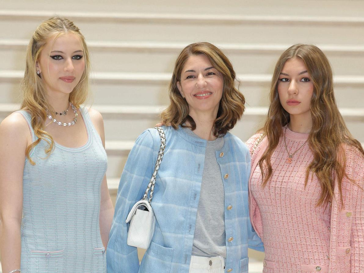 סופיה קופולה ובנותיה רומי קרוקט מרס וקוסימה קרוקט מרס בתצוגת הוט קוטור של שאנל לסתיו-חורף 2025-26 בפריז