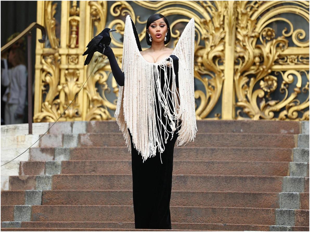 קארדי בי בתצוגת הוט קוטור של סקיאפרלי לסתיו-חורף 2025-26 בפריז