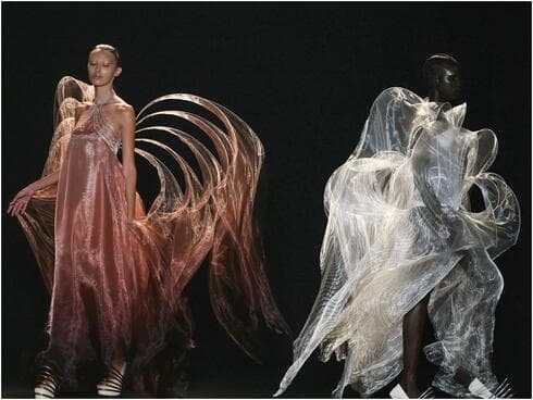 קולקציית Sympoiesis של איריס ואן הרפן שילבה בין טכנולוגיה לטבע, עם גזרות נשיות והשראה מהאוקיינוס