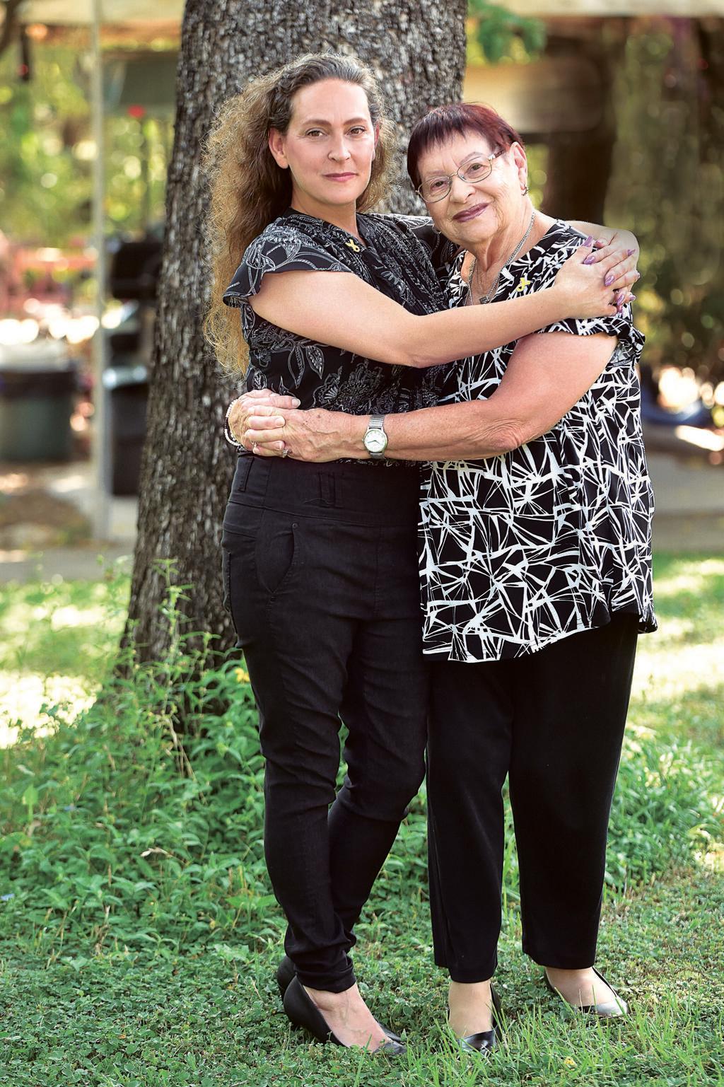 "נשארה לה ילדה אחת". עם אמה, שורדת השבי חנה פרי
(צילום: שרון צור) עם אמה חנה פרי