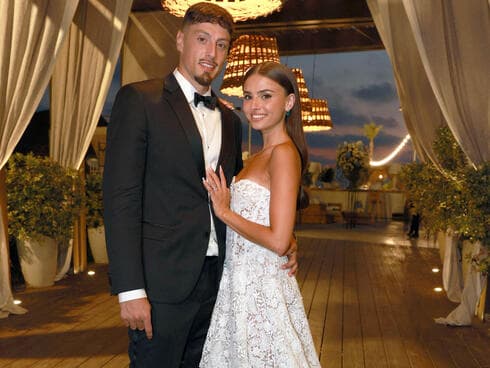 מראה נסיכותי לפתיחת החתונה. קים אור אזולאי עם יפתח זיו מראה נסיכותי לפתיחת החתונה. קים אור אזולאי עם יפתח זיו