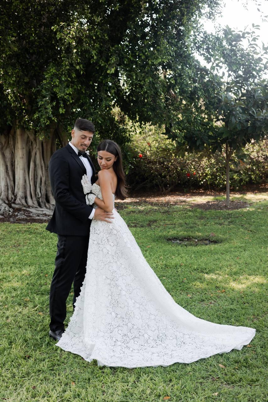 שמלת סטרפלס וכפפות תואמות. קים אור אזולאי ויפתח זיו (צילום: עומרי לוי) קים אור אזולאי יפתח זיו חתונה