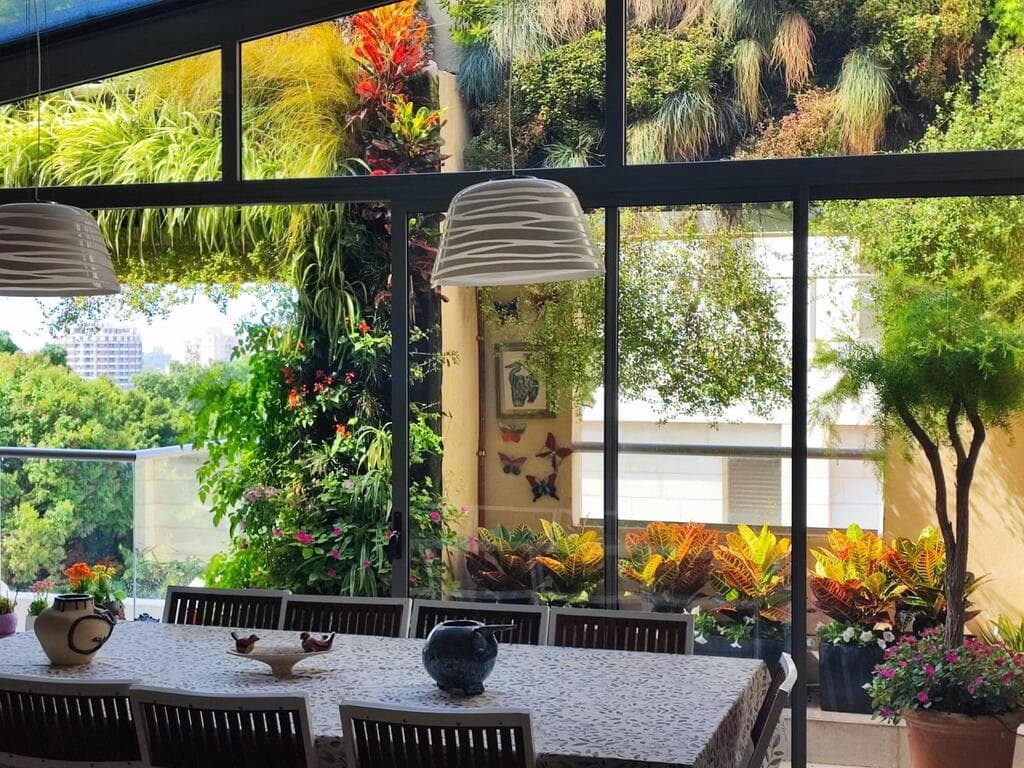 מרפסת עם קירות ירוקים