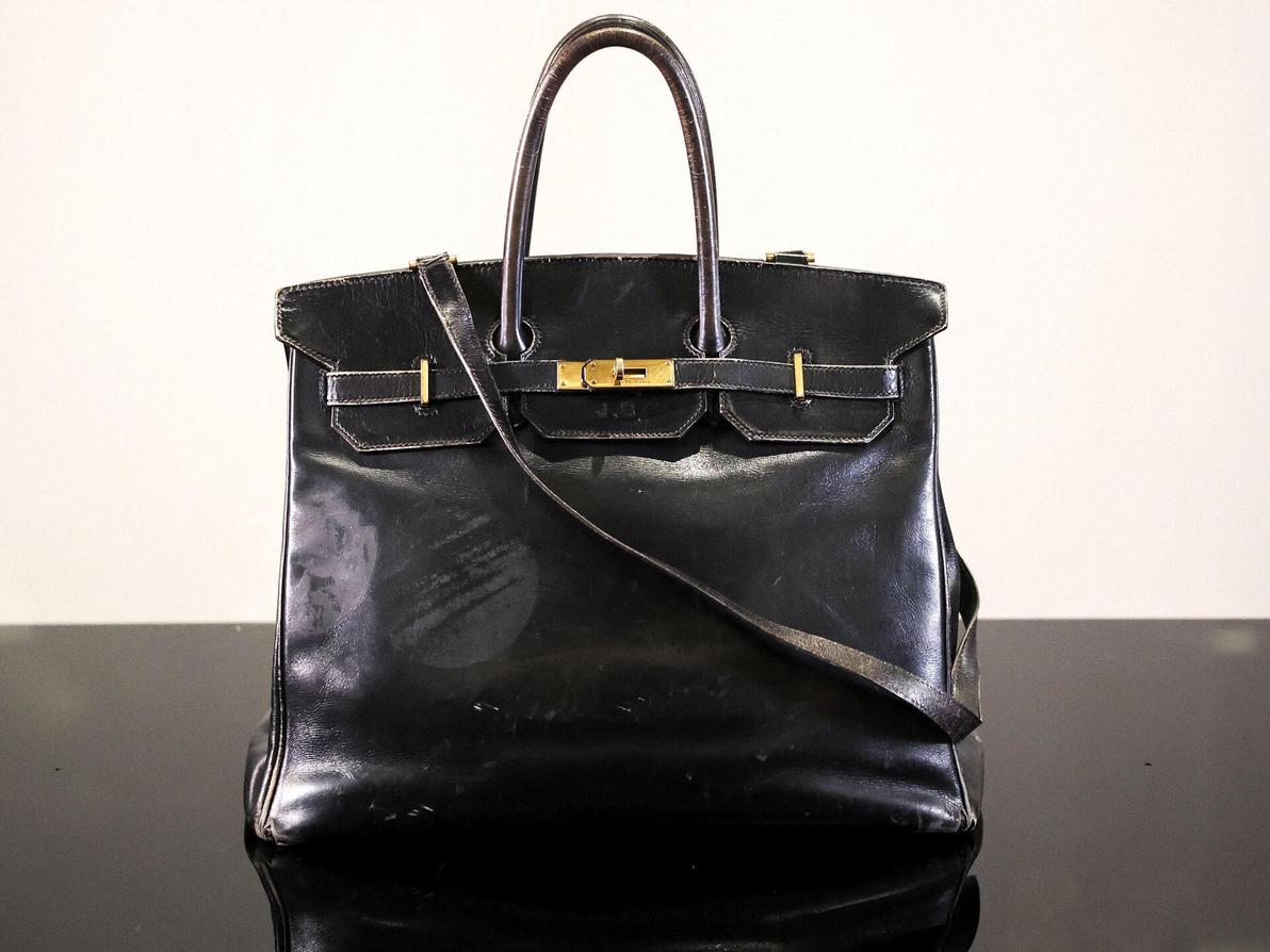 תיק בירקין המקורי של הרמס שהיה שייך לג'יין בירקין במכירה בסותבי'ס (צילום: ALAIN JOCARD/AFP) תיק בירקין המקורי שהיה שייך לג'יין בירקין במכירה פומבית בסותבי'ס