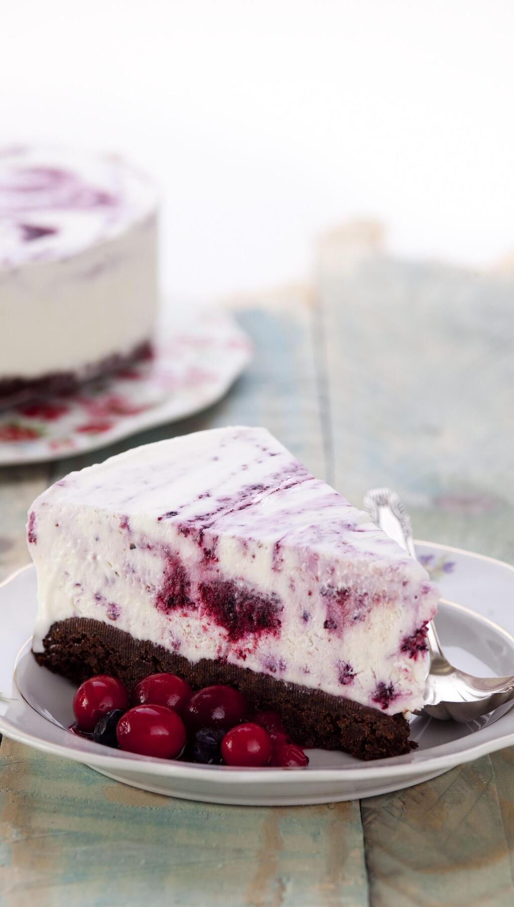 עוגת גלידה ופירות יער