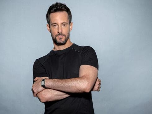 גר ליד, עובד באולפן המוזיקה ושותף במיזם הגלריה. עברי לידר