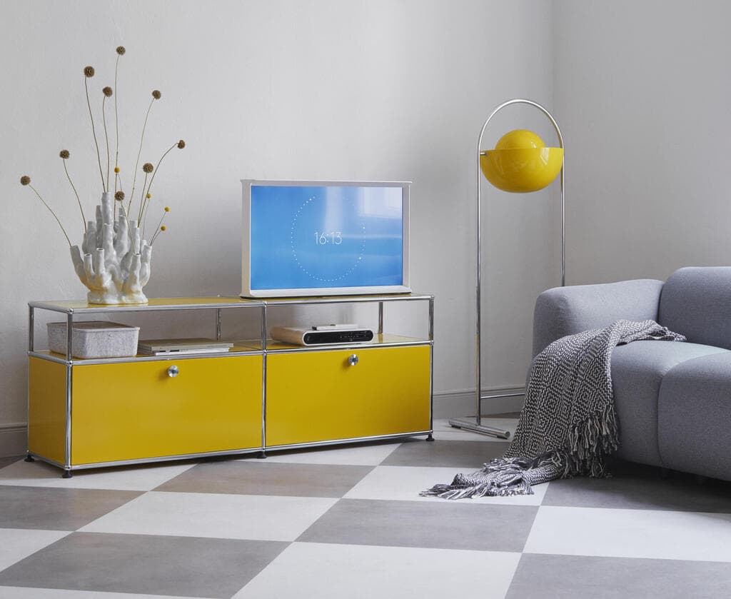 USM-Haller-TV-Hi-Fi-Moebel-M-mit-Klapptuer-und-Ablageflaeche-gelb-Wohnraum-Ambiente