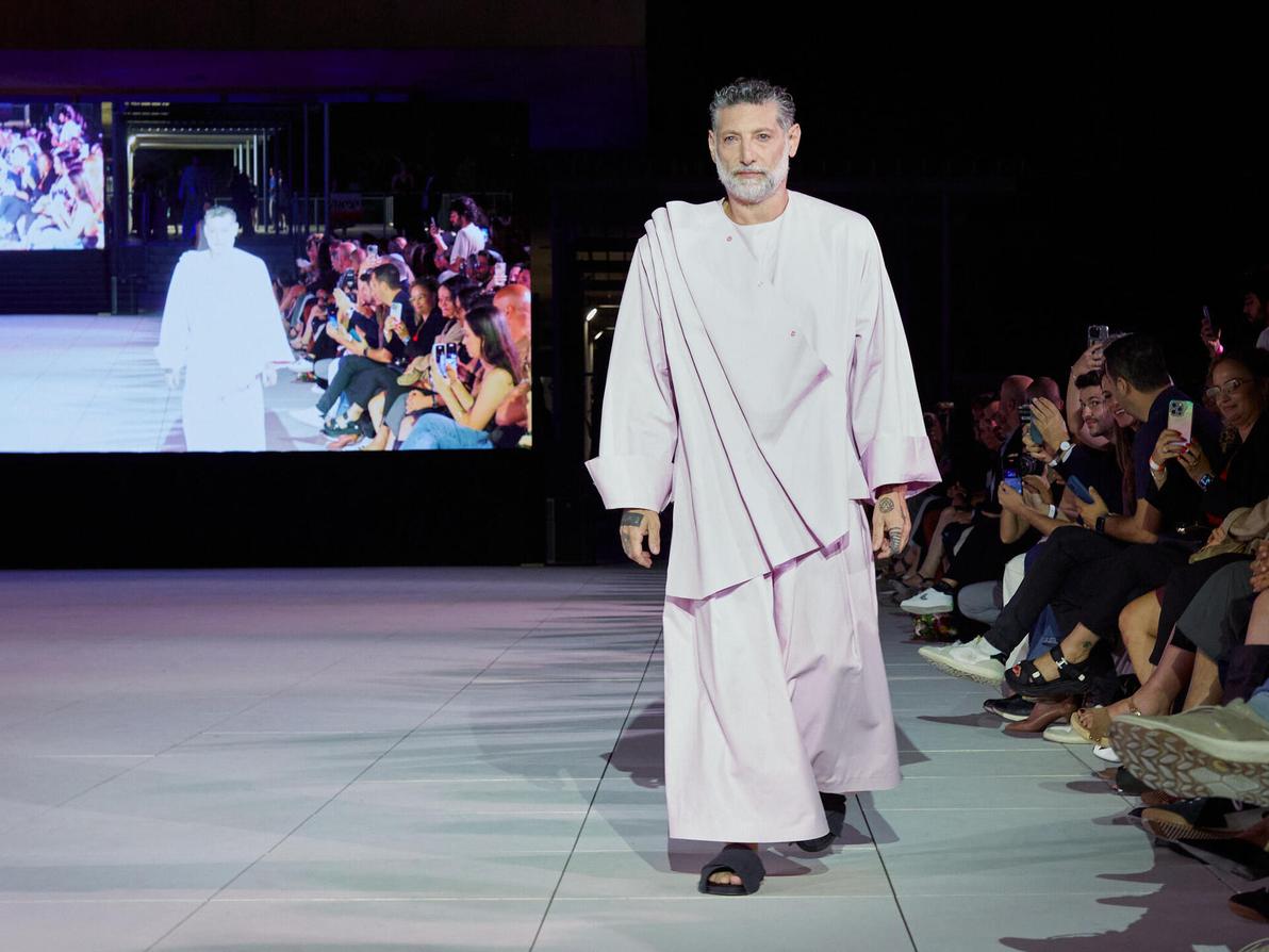 אסף גרניט מדגמן את פרויקט הגמר "תפנית" של ניצן סואיה-ליבלר בבצלאל, 2025